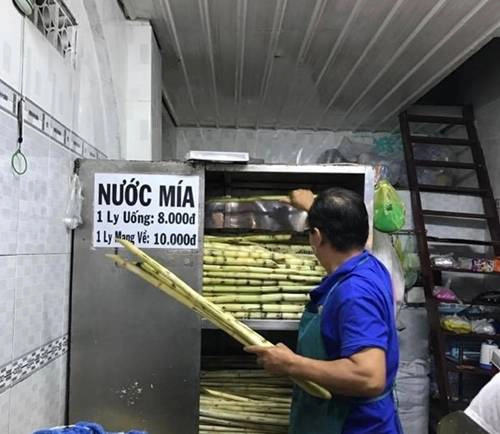 Lượng khách đông khiến chủ quán liên tục lấy mía trong kho mang ra ép. Ảnh: diadiemanuong.