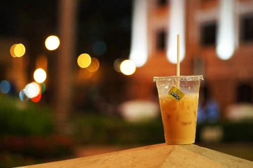 Trà sữa nhà hát được bán từ 6h chiều, là điểm tụ tập của nhiều bạn trẻ. Ảnh: Xuân Nhật.