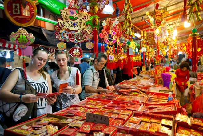Khu Chinatown bày bán nhiều món đồ đôi may mắn để các cặp tình nhân trao tặng nhau dịp đầu năm. Khu Chinatown bày bán nhiều món đồ đôi may mắn để các cặp tình nhân trao tặng nhau dịp đầu năm.