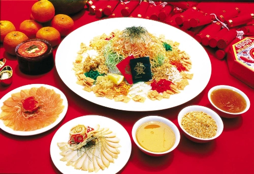 Yu Sheng – món gỏi cá mang lại nhiều may mắn cho người thưởng thức. Yu Sheng – món gỏi cá mang lại nhiều may mắn cho người thưởng thức.