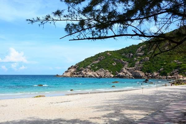 TP HCM - Nha Trang Nha Trang là điểm đến được nhiều du khách lựa chọn vào mùa hè bởi phong cảnh đẹp, nước biển sạch và nhiều loại hình dịch vụ vui chơi, trải nghiệm. Tàu hỏa mới đi Nha Trang khai thác từ tháng 3/2017 có ghế ngồi, khoang giường nằm mới nhiều tiện nghi. Đến Nha Trang bạn có thể đi tour 4 đảo, Vinpearl Land, hoặc đi tới vùng vịnh Cam Ranh, đảo Bình Ba. TP HCM - Nha Trang Nha Trang là điểm đến được nhiều du khách lựa chọn vào mùa hè bởi phong cảnh đẹp, nước biển sạch và nhiều loại hình dịch vụ vui chơi, trải nghiệm. Tàu hỏa mới đi Nha Trang khai thác từ tháng 3/2017 có ghế ngồi, khoang giường nằm mới nhiều tiện nghi. Đến Nha Trang bạn có thể đi tour 4 đảo, Vinpearl Land, hoặc đi tới vùng vịnh Cam Ranh, đảo Bình Ba.
