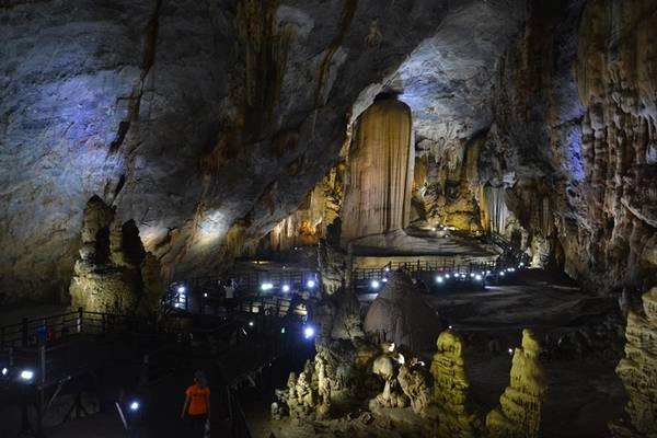 Động Thiên Đường, nơi được ví như hoàng cung dưới lòng đất là nơi không thể bỏ qua. Nhiệt độ trong hang khoảng 20 - 21 độ C, khiến không gian trở nên mát lạnh, xoa dịu sự oi bức và mệt mỏi của hành trình 60 km từ thành phố Đồng Hới đến đây. Giá vé tham quan là 250.000 đồng. Du khách ưa khám phá có thể tiếp tục trekking 7 km vào sâu các hang động. Hành trình trải qua nhiều địa hình, chèo thuyền kayak qua sông ngầm, leo qua những phiến đá lớn. Tour khám phá Thiên Đường trong 2 ngày 1 đêm có giá 4 triệu đồng, nếu chỉ đi trong ngày, giá là 2 triệu đồng. Động Thiên Đường, nơi được ví như hoàng cung dưới lòng đất là nơi không thể bỏ qua. Nhiệt độ trong hang khoảng 20 - 21 độ C, khiến không gian trở nên mát lạnh, xoa dịu sự oi bức và mệt mỏi của hành trình 60 km từ thành phố Đồng Hới đến đây. Giá vé tham quan là 250.000 đồng. Du khách ưa khám phá có thể tiếp tục trekking 7 km vào sâu các hang động. Hành trình trải qua nhiều địa hình, chèo thuyền kayak qua sông ngầm, leo qua những phiến đá lớn. Tour khám phá Thiên Đường trong 2 ngày 1 đêm có giá 4 triệu đồng, nếu chỉ đi trong ngày, giá là 2 triệu đồng.
