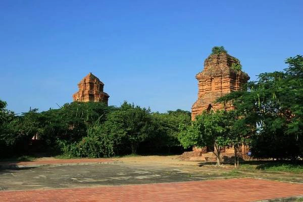 TP HCM - Phan Thiết Tháng 3, đường sắt Việt Nam khai trương tuyến tàu hỏa chất lượng cao TP HCM - Phan Thiết. Du khách có thể tới thăm biển Mũi Né, các khu tháp mang âm hưởng văn hóa chăm, vùng biển Lagi, mũi Kê Gà... TP HCM - Phan Thiết Tháng 3, đường sắt Việt Nam khai trương tuyến tàu hỏa chất lượng cao TP HCM - Phan Thiết. Du khách có thể tới thăm biển Mũi Né, các khu tháp mang âm hưởng văn hóa chăm, vùng biển Lagi, mũi Kê Gà...