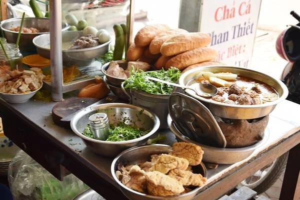 Ẩm thực Phan Thiết cũng là trải nghiệm đáng nhớ với bánh canh chả cá, bánh mì xíu mại, bánh tráng nướng mắm ruốc... Ẩm thực Phan Thiết cũng là trải nghiệm đáng nhớ với bánh canh chả cá, bánh mì xíu mại, bánh tráng nướng mắm ruốc...