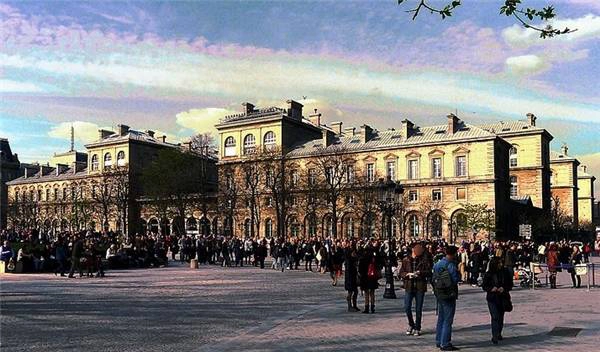 24. Ở Quận 10 có một ngôi nhà cổ nằm trong dự án Haussman – dự án tái quy hoạch và hiện đại hóa Thủ đô Paris của Pháp dưới thời đệ tam, nhưng thật ra đây chỉ là… công trình giả. Nó được xây dựng để bao bọc hệ thống thông gió của hệ thống tàu hỏa đồ sộ của thành phố này. (Ảnh: Internet)