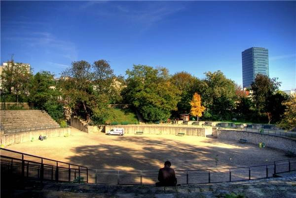 31. Vẫn còn một số tàn tích của các công trình mang phong cách Roma rải rác khắp Paris, đáng chú y là Arènes de Lutèce ở gần Quảng trường Monge. (Ảnh: Internet)