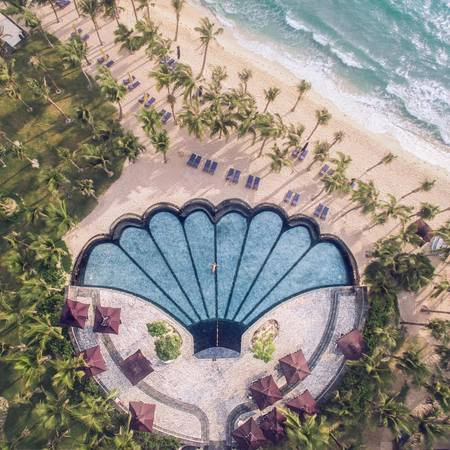Bãi Khem và hồ bơi con sò ở JW Marriott. Ảnh: JW Marriott Bãi Khem và hồ bơi con sò ở JW Marriott. Ảnh: JW Marriott