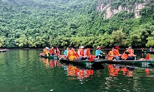 Giá vé các tuyến tour tham quan Tràng An là 200.000 đồng với người lớn, trẻ em dưới 1,4 m giá vé 100.000 đồng. Hướng dẫn viên đi cùng sẽ mất phí 300.000 đồng một tour.