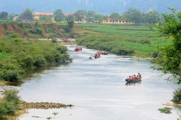 Các đội đua thuyền trên sông Rào Nan. Ảnh: Văn Được. Các đội đua thuyền trên sông Rào Nan. Ảnh: Văn Được.