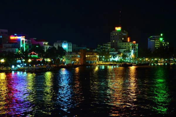 Bến Ninh Kiều lung linh trong đêm. Ảnh: vnphoto.net