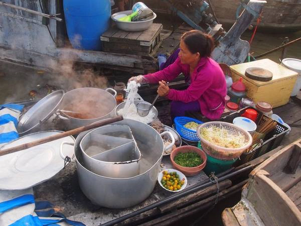Du khách có thể uống cà phê và dùng đồ ăn sáng ngay trên chợ nổi. Ảnh: Nomadicnotes