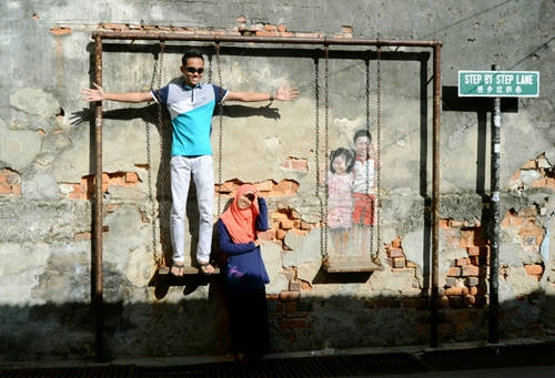 Những bức tranh tường ở Street Art luôn được các bạn trẻ yêu mến. Ảnh: Nguyên Chi