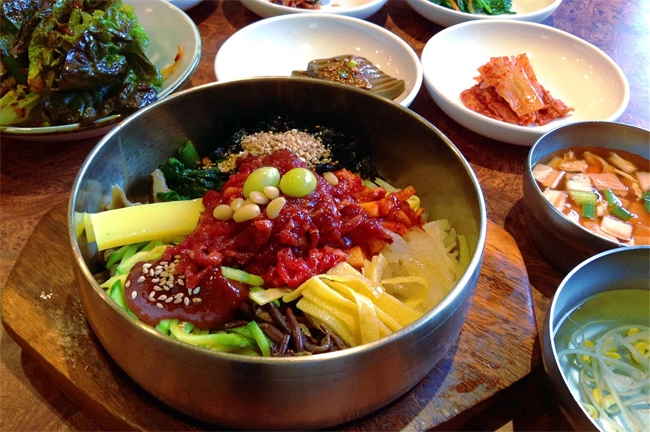 Món cơm trộn nổi tiếng bibimbap.