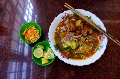 Một bát hủ tiếu ở đây có giá từ 12.000 đến 40.000 đồng. Một bát hủ tiếu ở đây có giá từ 12.000 đến 40.000 đồng.