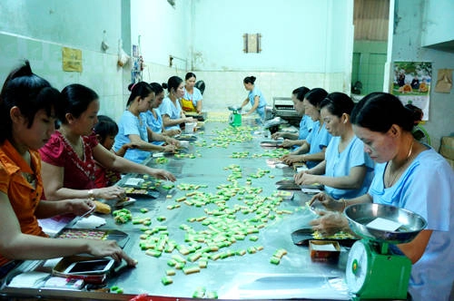 Kẹo dừa ở Bến Tre được sản xuất hoàn toàn thủ công. Kẹo dừa ở Bến Tre được sản xuất hoàn toàn thủ công.