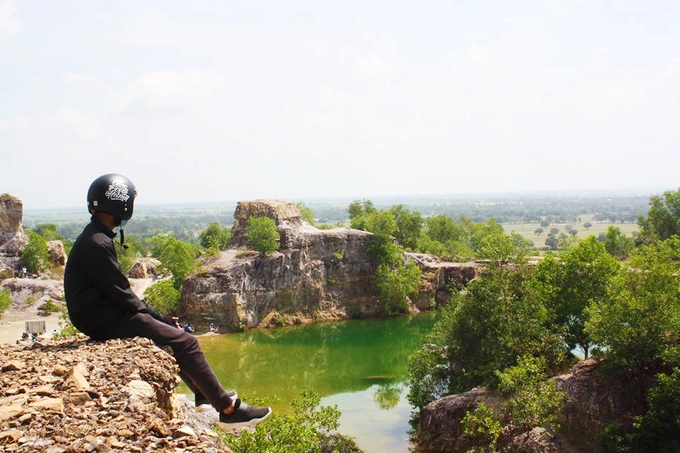 Màu nước ở hồ thay đổi theo độ sâu nên có chỗ màu xanh thẫm, có nơi màu nhạt hơn. Du khách có thể đến tham quan trong ngày hoặc cắm trại qua đêm. Để đến hồ, từ chợ Tri Tôn bạn hỏi đường đến chùa Tà Pạ, người dân hay gọi là chùa Núi hay chùa Chưn Num (theo tiếng Khmer). Từ cổng chùa đi khoảng 400 m sẽ tới đỉnh đồi, nơi có hồ nước. Ảnh: Trần Phát Đạt.
