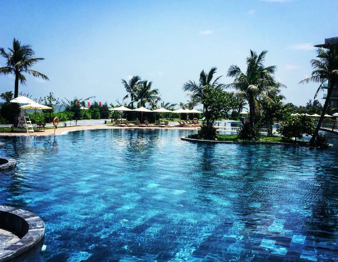 Bể bơi chính cũng là bể bơi nước mặn lớn nhất Việt Nam với diện tích 5.100 m2. Diện tích đáng nể cùng đặc trưng khiến nơi đây trở thành điểm check in khá hot trong 2 mùa hè vừa qua. Bể bơi chính cũng là bể bơi nước mặn lớn nhất Việt Nam với diện tích 5.100 m2. Diện tích đáng nể cùng đặc trưng khiến nơi đây trở thành điểm check in khá hot trong 2 mùa hè vừa qua.