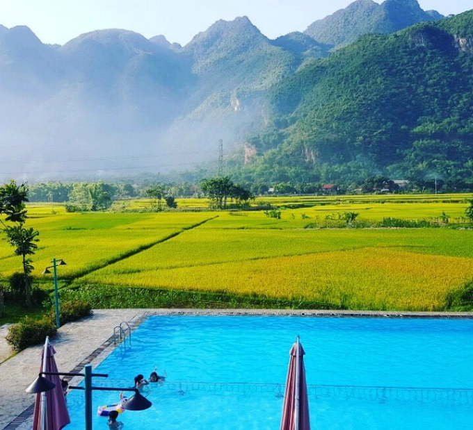 Bể bơi ngoài trời nhìn thẳng ra dãy núi trập trùng xen lẫn mây trời, đẹp ngút ngàn. Ngoài bể bơi, khu nghỉ còn có một khu vườn rộng lớn để bạn và gia đình hoà mình vào thiên nhiên núi rừng Mai Châu. Nơi này cũng rất thích hợp với gia đình có con nhỏ. Hơn nữa, từ Hà Nội lên Mai Châu, quãng đường di chuyển khá gần nên rất thuận tiện. Ảnh: laurajaylee Bể bơi ngoài trời nhìn thẳng ra dãy núi trập trùng xen lẫn mây trời, đẹp ngút ngàn. Ngoài bể bơi, khu nghỉ còn có một khu vườn rộng lớn để bạn và gia đình hoà mình vào thiên nhiên núi rừng Mai Châu. Nơi này cũng rất thích hợp với gia đình có con nhỏ. Hơn nữa, từ Hà Nội lên Mai Châu, quãng đường di chuyển khá gần nên rất thuận tiện. Ảnh: laurajaylee