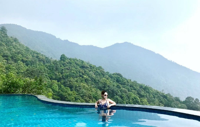 Belvedere Resort Tam Đảo (Vĩnh Phúc) Nếu cần một địa chỉ tránh nóng thì Tam Đảo là cái tên được nhiều người Hà Nội nghĩ tới đầu tiên. Chỉ cách Hà Nội chưa đầy 2 tiếng đi xe, du khách đã có thể tới với thị trấn Tam Đảo trong sương mờ và tận hưởng không khí mát lạnh. Belvedere Resort trở thành một điểm sáng cho du lịch nơi đây, không chỉ bởi cảnh quan lãng mạn như rừng, suối nước, cây cầu gỗ để sống ảo mà còn nổi tiếng bởi bể bơi vô cực lộ thiên. Ảnh: tamlam0112 Belvedere Resort Tam Đảo (Vĩnh Phúc) Nếu cần một địa chỉ tránh nóng thì Tam Đảo là cái tên được nhiều người Hà Nội nghĩ tới đầu tiên. Chỉ cách Hà Nội chưa đầy 2 tiếng đi xe, du khách đã có thể tới với thị trấn Tam Đảo trong sương mờ và tận hưởng không khí mát lạnh. Belvedere Resort trở thành một điểm sáng cho du lịch nơi đây, không chỉ bởi cảnh quan lãng mạn như rừng, suối nước, cây cầu gỗ để sống ảo mà còn nổi tiếng bởi bể bơi vô cực lộ thiên. Ảnh: tamlam0112
