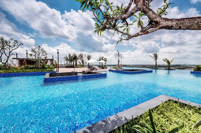Vincom Long Biên Plaza Không nằm ở một khu nghỉ dưỡng nào, bể bơi này nằm trên nóc tòa nhà Vincom Long Biên Plaza, cách trung tâm Hà Nội không xa. Với diện tích khá lớn, phủ kín bề mặt tòa nhà với 880 m2, bể bơi được nhiều người dân thủ đô tìm đến trong những ngày nắng nóng này để giải nhiệt, thả mình vào làn nước mát và ngắm nhìn thành phố từ trên cao. Vincom Long Biên Plaza Không nằm ở một khu nghỉ dưỡng nào, bể bơi này nằm trên nóc tòa nhà Vincom Long Biên Plaza, cách trung tâm Hà Nội không xa. Với diện tích khá lớn, phủ kín bề mặt tòa nhà với 880 m2, bể bơi được nhiều người dân thủ đô tìm đến trong những ngày nắng nóng này để giải nhiệt, thả mình vào làn nước mát và ngắm nhìn thành phố từ trên cao.