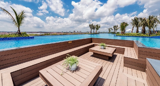 Ngoài khu vực bể bơi, du khách cũng có thể thư giãn, nghỉ ngơi ở 4 mini pool bar xen kẽ hồ bơi theo phong cách hiện đại. Điểm đặc biệt nhất là diện tích mảng xanh và thảm thực vật rộng 420 m2 được thiết kế hợp lý. Các bồn cây được bố trí cả trên cạn và dưới nước khiến cho không gian sinh thái hài hòa và sinh động. Ngoài khu vực bể bơi, du khách cũng có thể thư giãn, nghỉ ngơi ở 4 mini pool bar xen kẽ hồ bơi theo phong cách hiện đại. Điểm đặc biệt nhất là diện tích mảng xanh và thảm thực vật rộng 420 m2 được thiết kế hợp lý. Các bồn cây được bố trí cả trên cạn và dưới nước khiến cho không gian sinh thái hài hòa và sinh động.