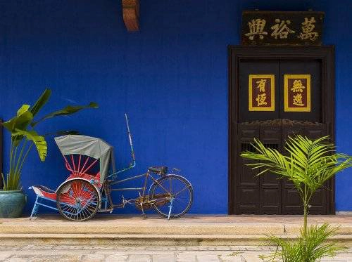 Ngồi trên xe ba bánh đi ngắm phố phường Penang. Ảnh: Skyscanner.
