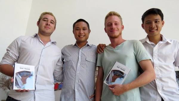 Một số thành viên trong nhóm thực hiện Discover Nha Trang (từ trái sang): Bellier Theo, Allister Esguerra, Pellegrin Jeremie và Ngô Tùng Bách (hỗ trợ tiếng Việt). Ảnh: Duy Thanh. Một số thành viên trong nhóm thực hiện Discover Nha Trang (từ trái sang): Bellier Theo, Allister Esguerra, Pellegrin Jeremie và Ngô Tùng Bách (hỗ trợ tiếng Việt). Ảnh: Duy Thanh.