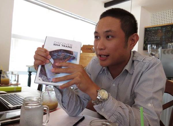 Trưởng ban biên tập tạp chí Discover Nha Trang, anh Allister Esguerra. Ảnh: Duy Thanh. Trưởng ban biên tập tạp chí Discover Nha Trang, anh Allister Esguerra. Ảnh: Duy Thanh.