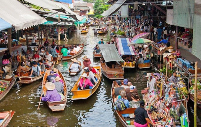 Damnoen Saduak Khu chợ nổi nằm cách Bangkok 100 km được biết đến nhiều nhất ở Thái Lan. Chợ có quy mô lớn, đầy màu sắc rực rỡ, tấp nập thuyền bán hoa quả. Đây là nơi hoàn hảo để bạn chụp ảnh và khoe với bạn bè, người thân. Damnoen Saduak Khu chợ nổi nằm cách Bangkok 100 km được biết đến nhiều nhất ở Thái Lan. Chợ có quy mô lớn, đầy màu sắc rực rỡ, tấp nập thuyền bán hoa quả. Đây là nơi hoàn hảo để bạn chụp ảnh và khoe với bạn bè, người thân.