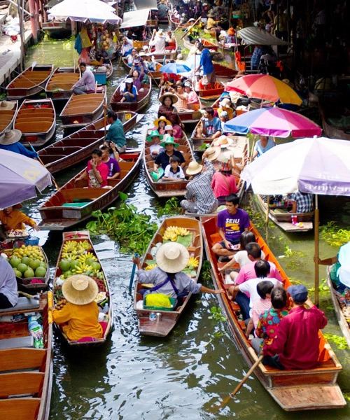 Taling Chan Uu điểm lớn của khu chợ là khá gần Bangkok (chỉ cách 12 km). Điểm tham quan này hoạt động cả ngày, nằm ngay cạnh một khu buôn bán địa phương. Những con thuyền dài sẽ đưa bạn luồn lách trên dòng nước để mua sắm đủ mọi thứ. Taling Chan Uu điểm lớn của khu chợ là khá gần Bangkok (chỉ cách 12 km). Điểm tham quan này hoạt động cả ngày, nằm ngay cạnh một khu buôn bán địa phương. Những con thuyền dài sẽ đưa bạn luồn lách trên dòng nước để mua sắm đủ mọi thứ.