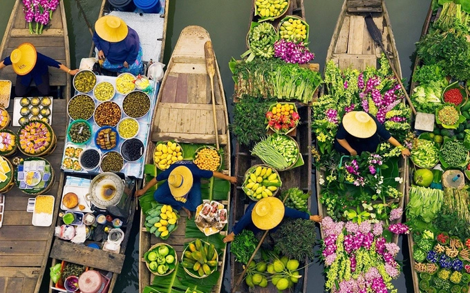 Khlong Lat Mayom Có quy mô nhỏ, khu chợ chủ yếu phục vụ dân trong vùng và không có nhiều khách du lịch. Nơi buôn bán chính nằm ở trên bờ nhưng du khách vẫn có thể trải nghiệm việc đi thuyền, mua sắm trên mặt nước. Khlong Lat Mayom Có quy mô nhỏ, khu chợ chủ yếu phục vụ dân trong vùng và không có nhiều khách du lịch. Nơi buôn bán chính nằm ở trên bờ nhưng du khách vẫn có thể trải nghiệm việc đi thuyền, mua sắm trên mặt nước.