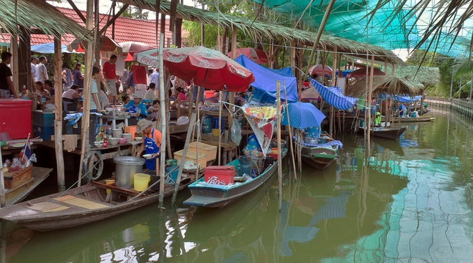 Bang Nam Pheung Đây là chợ nổi nhỏ nhất nhưng lại gần Bangkok, cách khoảng 20 km. Quy mô khiêm tốn nhưng chợ có nhiều món ăn thú vị. Khu vực bao quanh chợ có nhiều cây xanh, được coi là lá phổi của Bangkok. Bạn có thể tản bộ đi dạo và mua sắm ở chợ. Bang Nam Pheung Đây là chợ nổi nhỏ nhất nhưng lại gần Bangkok, cách khoảng 20 km. Quy mô khiêm tốn nhưng chợ có nhiều món ăn thú vị. Khu vực bao quanh chợ có nhiều cây xanh, được coi là lá phổi của Bangkok. Bạn có thể tản bộ đi dạo và mua sắm ở chợ.