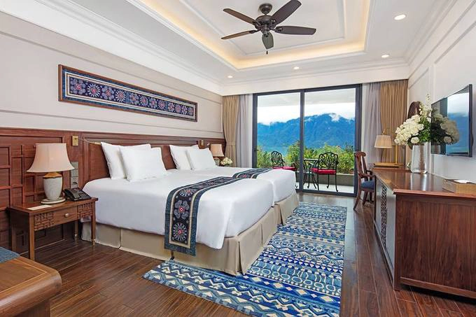 Khách sạn có 155 phòng nghỉ với các hạng classic, suite, duplex, bungalow, giá từ 2,5 triệu đồng/đêm. Mỗi phòng đều có ban công riêng để tận hưởng không gian trong lành và thu vào khung cảnh hùng vĩ của núi rừng.