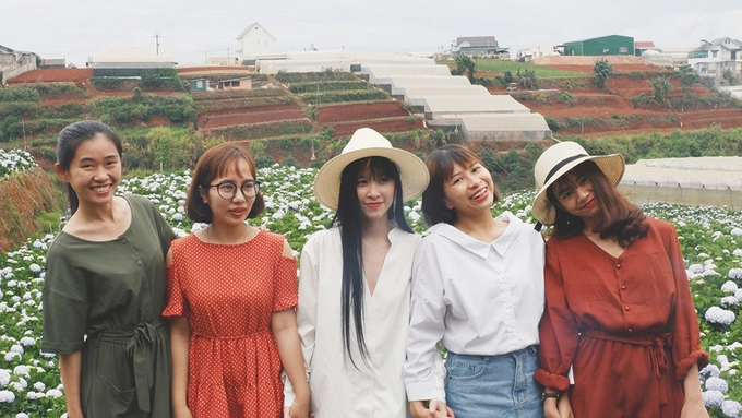 Những cô gái tạo dáng tại vườn hoa cẩm tú cầu trước khi ra về. Những cô gái tạo dáng tại vườn hoa cẩm tú cầu trước khi ra về.