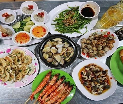 Vĩnh Khánh (Quận 4)   Nhắc đến ốc, hải sản ở TP HCM là nhớ ngay đến phố Vĩnh Khánh với gần hai chục quán lớn nhỏ hai bên đường luôn kín khách. Thực đơn đa dạng, phục vụ nhanh là điểm cộng của khu vực này. Quán bình dân giá vài chục nghìn một đĩa, quán sang giá gần triệu đồng một món cũng có, phù hợp với nhiều đối tượng khách. Từ tháng 3, vỉa hè ở thành phố được dọn dẹp, các quán ốc phải lui vào bán ở trong nhà, nên hơi chật chội. Trong khi đó phương án mua mang về lại không hợp lý bởi phong cách thưởng thức hải sản là ăn ngay sau khi chế biến (nướng, hấp...). Ảnh: diadiemanuong.