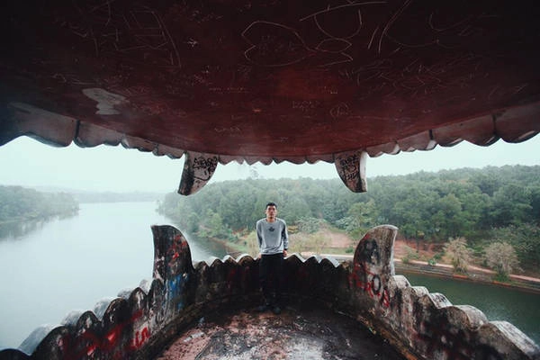 Chính sự hoang tàn lại mang đến một vẻ đẹp rất chất trong những tấm hình (@namthi.le) Chính sự hoang tàn lại mang đến một vẻ đẹp rất chất trong những tấm hình (@namthi.le)