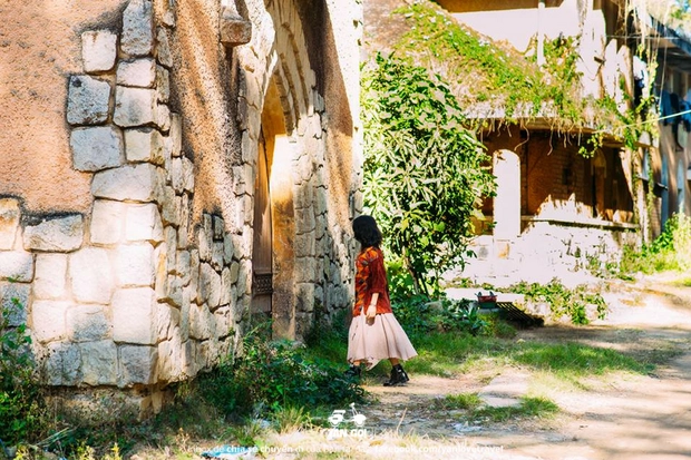 Dù ma mị là thế, nhưng khi nắng chiếu lên, làm vẻ đẹp gothic của nhà nguyện trở nên rực rỡ (Ảnh: Jaden Travel - Yan Go) Dù ma mị là thế, nhưng khi nắng chiếu lên, làm vẻ đẹp gothic của nhà nguyện trở nên rực rỡ (Ảnh: Jaden Travel - Yan Go)