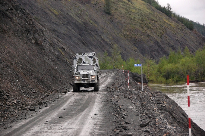 R504 Kolyma Quốc lộ R504 Kolyma nối giữa hai thành phố Magadan và Yakutsk, kéo dài 2.032 km là một trong những cung đường chính ở vùng Viễn Đông Nga. Dù cho các công nhân xây đường đã rất cố gắng tạo điều kiện an toàn cho con đường, R504 Kolyma vẫn đầy rẫy nguy hiểm. Vô số đá sắc nhọn có thể cứa lốp xe hoặc bụi bặm từ những xe đi trước có thể làm giảm tầm nhìn xe sau. Cung đường này cũng dễ bị ngập lụt vì nước các con sông gần đó dâng lên làm tê liệt giao thông. Suốt mùa đông, nhiệt độ ở đây giảm xuống tới âm hàng chục độ C. R504 Kolyma Quốc lộ R504 Kolyma nối giữa hai thành phố Magadan và Yakutsk, kéo dài 2.032 km là một trong những cung đường chính ở vùng Viễn Đông Nga. Dù cho các công nhân xây đường đã rất cố gắng tạo điều kiện an toàn cho con đường, R504 Kolyma vẫn đầy rẫy nguy hiểm. Vô số đá sắc nhọn có thể cứa lốp xe hoặc bụi bặm từ những xe đi trước có thể làm giảm tầm nhìn xe sau. Cung đường này cũng dễ bị ngập lụt vì nước các con sông gần đó dâng lên làm tê liệt giao thông. Suốt mùa đông, nhiệt độ ở đây giảm xuống tới âm hàng chục độ C.