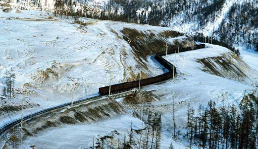 Baikal-Amur Cung đường này dài 3.819 km chạy qua miền đông Siberia và vùng Viễn Đông Nga. Con đường rải đầy đất và sỏi này đôi khi bị chia cắt bởi các vùng đầm lầy và sông lớn. Tuy nhiên vẫn có những cây cầu bắc qua sông cho xe đi tiếp. Một trong những đoạn cầu kinh dị nhất chính là qua sông Vitim, dài 560 m và không hề có rào chắn. Xe tải lớn đi qua cầu chỉ cần một chút sơ sẩy là sẽ gặp nạn ngay vì cầu cao hơn mặt sông 15 m. Baikal-Amur Cung đường này dài 3.819 km chạy qua miền đông Siberia và vùng Viễn Đông Nga. Con đường rải đầy đất và sỏi này đôi khi bị chia cắt bởi các vùng đầm lầy và sông lớn. Tuy nhiên vẫn có những cây cầu bắc qua sông cho xe đi tiếp. Một trong những đoạn cầu kinh dị nhất chính là qua sông Vitim, dài 560 m và không hề có rào chắn. Xe tải lớn đi qua cầu chỉ cần một chút sơ sẩy là sẽ gặp nạn ngay vì cầu cao hơn mặt sông 15 m.