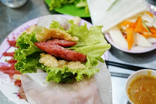 Nem nướng Bà Hùng  Nem nướng không quá nổi tiếng như bánh căn hay bánh mì xíu mại nhưng nhờ vị lạ miệng, dễ ăn, giá cả phải chăng, món này được lòng thực khách. Nằm trong khu quy hoạch Hoàng Văn Thụ là quán ăn có thâm niên gần chục năm.  Những miếng nem được nướng thơm, ăn cùng nước chấm có màu vàng, sền sệt được nấu từ nước hầm xương và tương hột xay. Thịt có vị béo, nước chấm có vị mặn ngọt hài hoà. Thêm vào đó, rau sống tươi sẽ giúp bạn không quá ngán nếu muốn ăn nhiều. Mỗi suất ăn có giá 45.000 đồng.