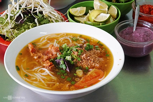 Bún riêu cô Lan  Quán nhỏ của cô Lan trên đường Nguyễn Công Trứ lý tưởng để bạn tạt qua thưởng thức trong lúc khám phá trung tâm Đà Lạt. Là món ăn khá quen thuộc, món bún riêu tại địa chỉ này được nhiều người yêu thích. Điểm nổi bật trong tô bún là miếng riêu cua to được nấu khéo, vị đậm đà. Suất ăn còn có vài miếng huyết và xương heo. Cà chua chín có vị chua đặc trưng giúp món ăn thêm tròn vị, không bị ngấy. Khách có thể chọn tô bình thường giá 25.000 đồng hoặc tô đặc biệt đắt hơn 10.000 đồng. Suất ăn bưng ra luôn kèm theo một đĩa rau sống cắt nhỏ, tươi rói.