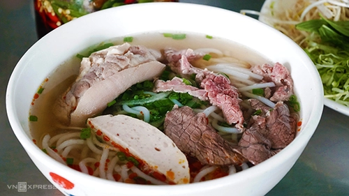 Bún bò Huế ấp Ánh Sáng  Quán nhỏ nằm ở phía sau vườn hoa ở ấp Ánh Sáng. Ở Đà Lạt, sợi bún được dùng có độ to vừa phải, săn chắc. Đầu bếp khéo léo khi nêm gia vị vừa tay để cho ra tô bún có vị ngọt từ thịt quyện với hơi cay nhẹ nhàng của sa tế. Tô bún có nước trong veo, thịt đầy đặn bên trên. Bạn có thể gọi thêm giò và rau trụng theo sở thích. Người thích ăn cay có thể cho thêm ớt. Giá mỗi suất ăn từ 30.000 đồng. Địa chỉ này cũng có bán mì Quảng và sữa chua phô mai.