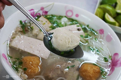 Bún mọc Thanh Mai  Quán nằm ở ngã tư đường Nguyễn An Ninh và Trương Định mở cửa từ đầu năm 1980. Thường mở cửa từ 5h, quán đông khách vào mỗi buổi sáng.  Nước lèo được hầm từ xương, viên mọc dai và thoang thoảng hương thơm là điều gây thương nhớ cho thực khách đến quán bún mọc này. Toàn bộ phần mọc đều được chế biến từ giò sống, nấm mèo băm nhỏ và các loại gia vị theo công thức rồi hấp lên. Mỗi tô bún mọc đầy đủ tại quán có hai cỡ lớn và nhỏ, giá lần lượt là 60.000 và 55.000 đồng.