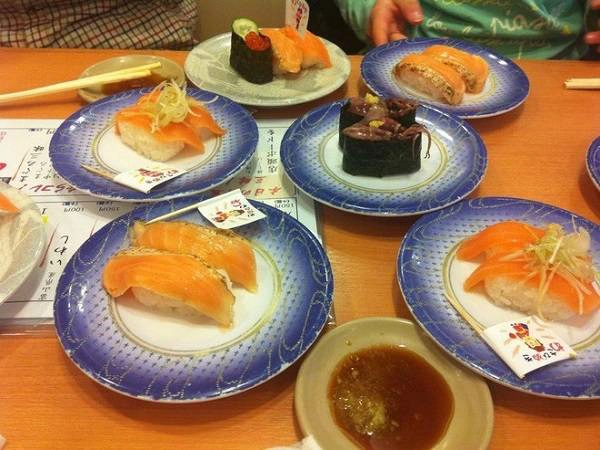 Mỗi dĩa có hai phần sushi cùng loại với nhau.