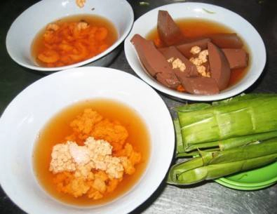 Bạn có thể gọi thêm chén tôm, miếng chả, tô riêu cua hay tô huyết ăn cho đã miệng. Ảnh: Huyền Châu