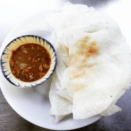 Bánh tráng đập có giá chỉ 3.000 đồng – 5.000 đồng/ chiếc. Ảnh: Instagram nganchauhuynh