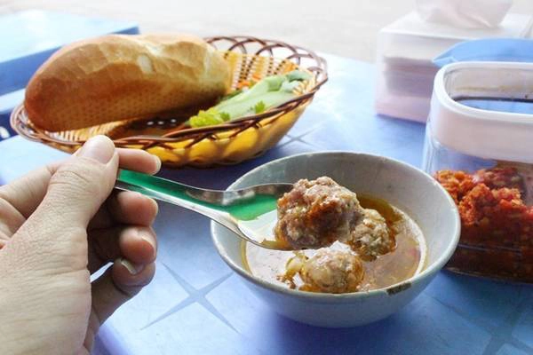Bánh mì xíu mại chén (hẻm 189 Cống Quỳnh, phường Nguyễn Cư Trinh, quận 1) có giá dao động từ 15.000-20.000 đồng một phần gồm bánh mì, chén xíu mại nóng, rau sống ăn kèm. Bánh mì xíu mại chén (hẻm 189 Cống Quỳnh, phường Nguyễn Cư Trinh, quận 1) có giá dao động từ 15.000-20.000 đồng một phần gồm bánh mì, chén xíu mại nóng, rau sống ăn kèm.