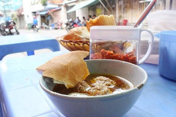 Nước dùng thanh ngọt có vị cay nhẹ, thích hợp chấm cùng bánh mì. Nước dùng thanh ngọt có vị cay nhẹ, thích hợp chấm cùng bánh mì.