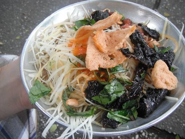 Xắp xắp là một món ăn nhất định phải thử của du khách khi đến Đà Lạt, lại không thiếu ở Sài Gòn nhưng được gọi với tên khác: gỏi khô bò. Quán nổi tiếng nhất ở TP HCM bán trước cổng công viên Lê Văn Tám. Không chỉ độc đáo về hương vị, việc bán trước trả tiền sau của nơi này cũng chiếm không ít thiện cảm của thực khách. Xắp xắp là một món ăn nhất định phải thử của du khách khi đến Đà Lạt, lại không thiếu ở Sài Gòn nhưng được gọi với tên khác: gỏi khô bò. Quán nổi tiếng nhất ở TP HCM bán trước cổng công viên Lê Văn Tám. Không chỉ độc đáo về hương vị, việc bán trước trả tiền sau của nơi này cũng chiếm không ít thiện cảm của thực khách.