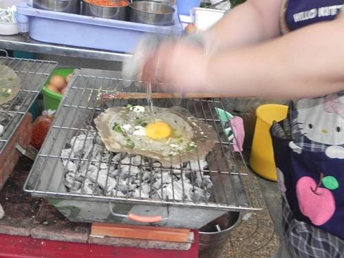 Bánh tráng nướng Đà Lạt trên đường Cao Thắng là nơi đầu tiên tại Sài Gòn bán đúng phong cách bánh tráng nướng ở thành phố ngàn hoa. Bánh tráng nướng Đà Lạt trên đường Cao Thắng là nơi đầu tiên tại Sài Gòn bán đúng phong cách bánh tráng nướng ở thành phố ngàn hoa.